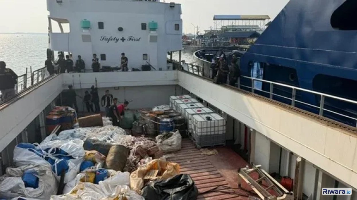 BNN Bea Cukai dan Polda Kepri menangkap kapal MV Ocean Porter yang mengangkut 26 ton sabu cair di perairan Karimun Kepri